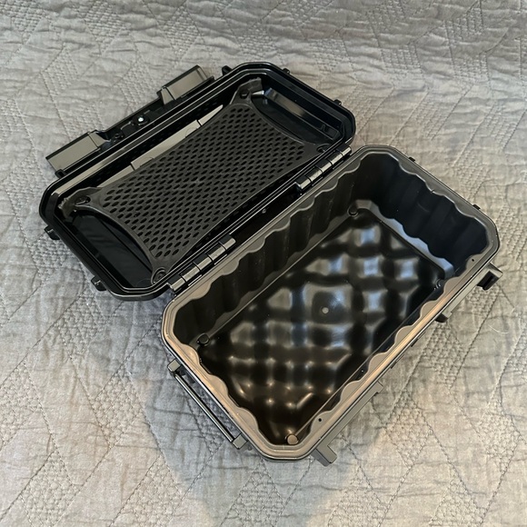 Seahorse SE57 Micro Hard Protective Case in black with rubber boot interior - Picture 12 of 15